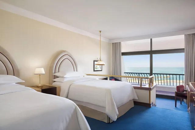 غرفة ديلوكس بسريرين منفصلين بإطلالة، Sheraton Grand Doha Resort & Convention Hotel 2/4