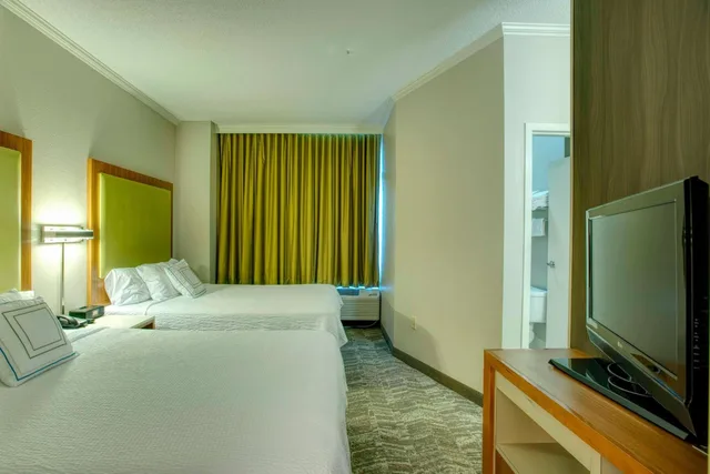جناح بسرير كوين بغرفة نوم واحدة مع أريكة، Springhill Suites Lawrence Downtown 2/3