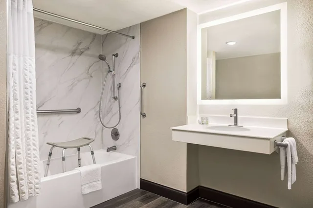 غرفة بسريرين مزدوجين لذوي الإعاقة، La Quinta Inn by Wyndham San Antonio I-35 N at Toepperwein 7/9