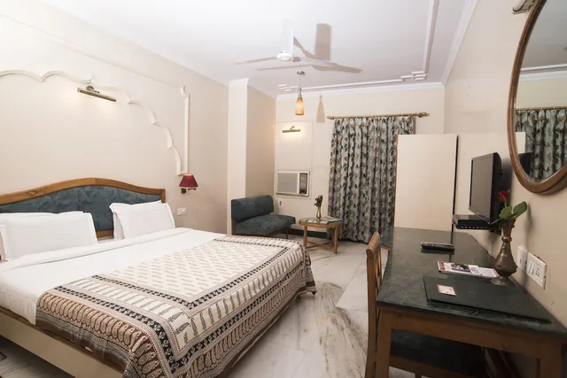 Executive, L M B Hotel 2/2