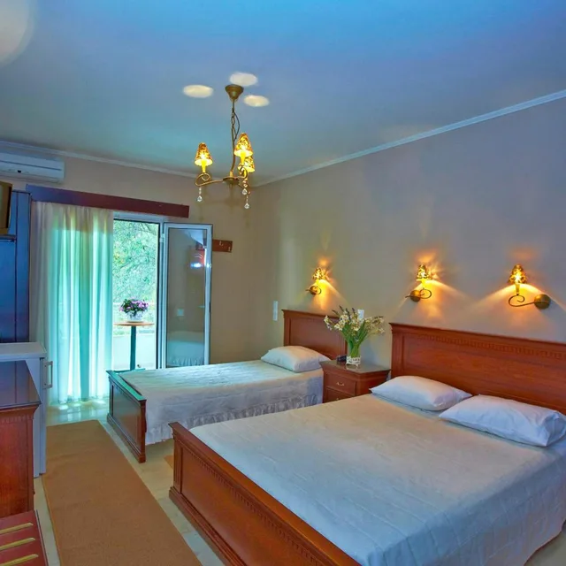 غرفة ثلاثية بشرفة، Maistrali Hotel 1/7