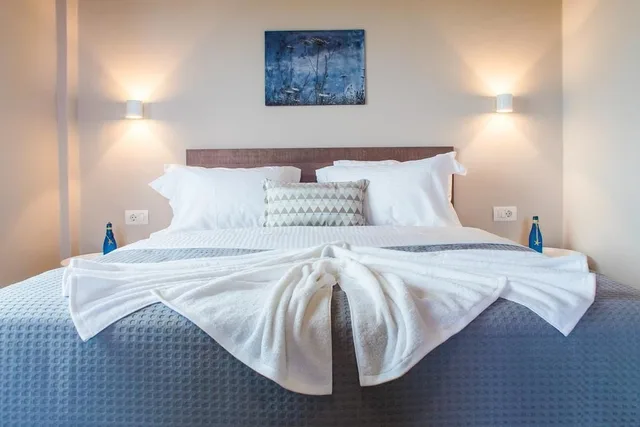 Studio, King Bed, Sea View, Sofa, Ground Floor, Evelyn Hotel 1/3