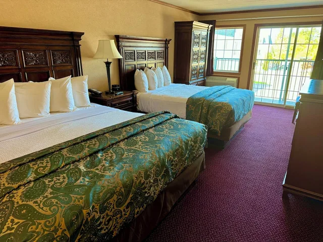 غرفة إليت بسرير كينج وسرير كوين، Hamilton Inn Select Beachfront 10/10