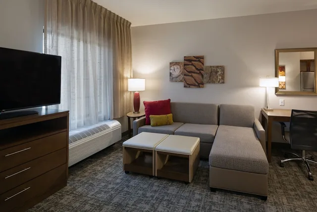 جناح بسرير كينج وسريرين كوين بغرفتي نوم بمطبخ لذوي الإعاقة، Staybridge Suites Phoenix Biltmore Area 2/4