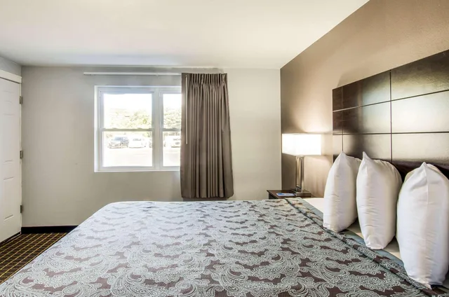 غرفة بسرير كينج للمدخنين، Rodeway Inn Middleboro-Plymouth 1/5
