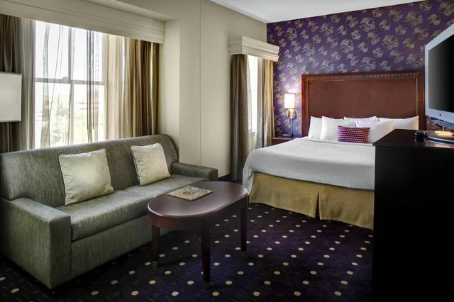جناح بسرير كينج بغرفة نوم واحدة، Courtyard by Marriott Kansas City Country Club Plaza 1/3