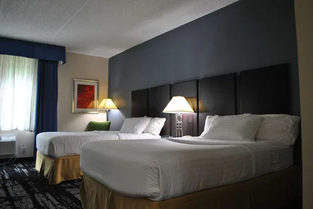 غرفة بسريرين مزدوجين بحوض استحمام لذوي الإعاقة، Best Western Owego Inn 1/3
