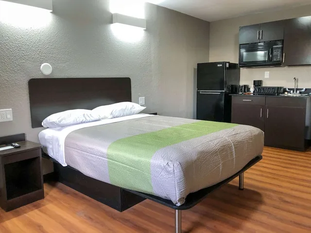 غرفة ديلوكس بسرير كوين بمطبخ صغير، Studio6 Wichita, KS Airport 1/5