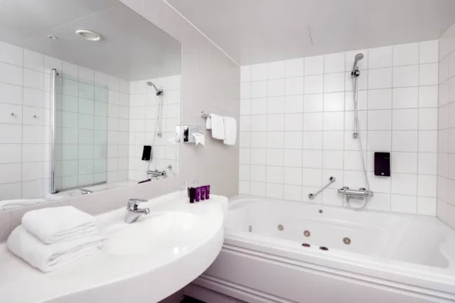 Suite, Double Bed, Sofa, Home Hotel Bryggeparken 7/10