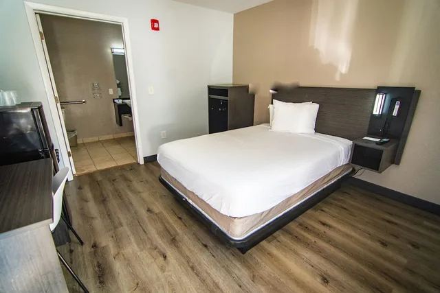1 Full Bed - ADA/Tub/Premium/Mini Fridge، Motel6 Kissimmee, FL - Orlando 4/10