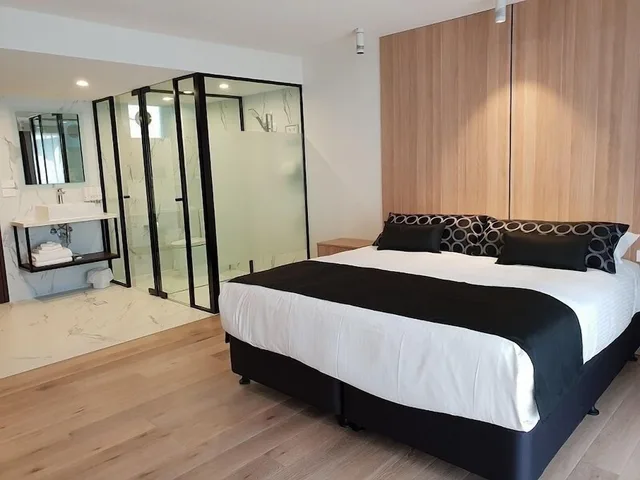 Courtyard, King Bed، Ocean Front Motel 1/4