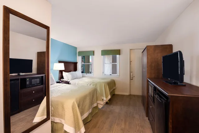 غرفة بسريرين مزدوجين بإطلالة جزئية على البحر، Days Inn by Wyndham Ocean City Oceanfront 4/4