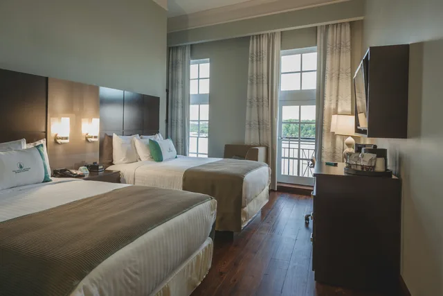 غرفة بسريرين كوين بإطلالة على النهر بشرفة، The Cotton Sail Hotel Savannah, Tapestry Collection by Hilton 1/3