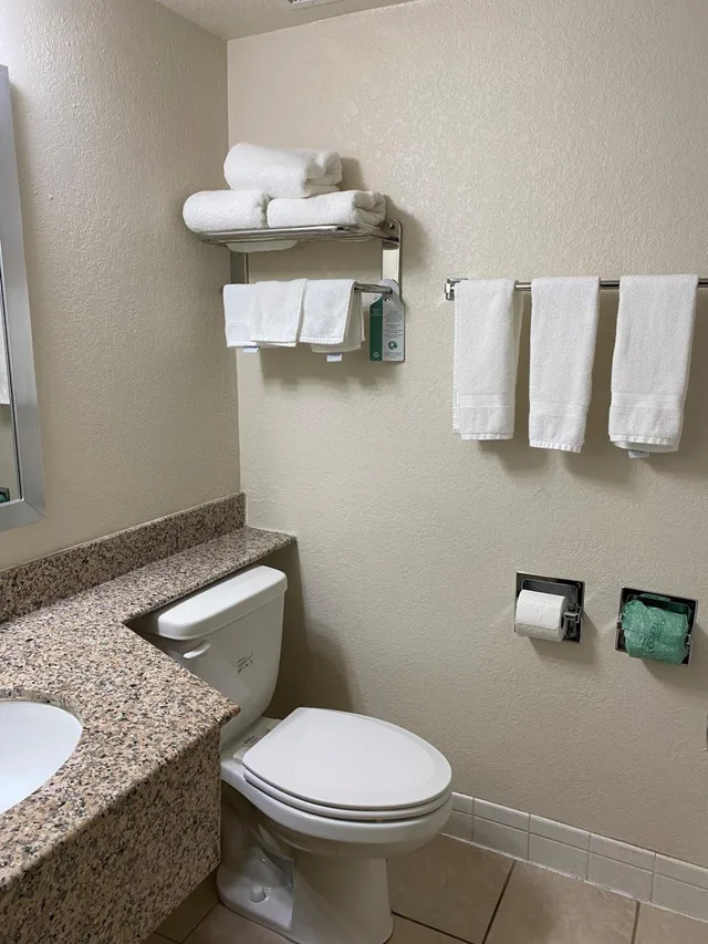 غرفة قياسية بسرير كينج، Travelodge by Wyndham Iowa City 6/6