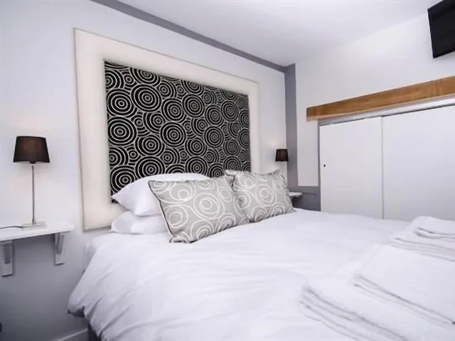 Compact, King Bed، The Dog At Wingham 4/6