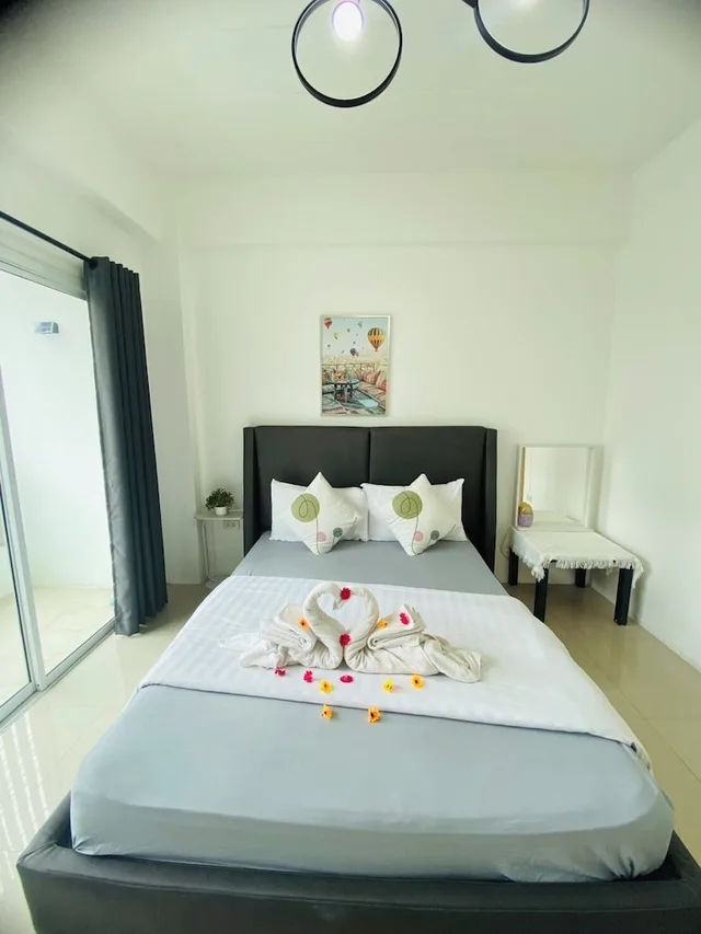 غرفة سوبيريور بسرير كوين بإطلالة على البحر بشرفة بغرفة نوم واحدة، The SunSet Bangsaen Hotel 2/9