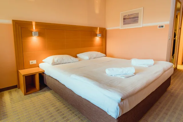 غرفة سوبيريور بسرير كينج بإطلالة على المتنزه بشرفة مع سرير إضافي، Family Hotel La Luna – All inclusive 3/8