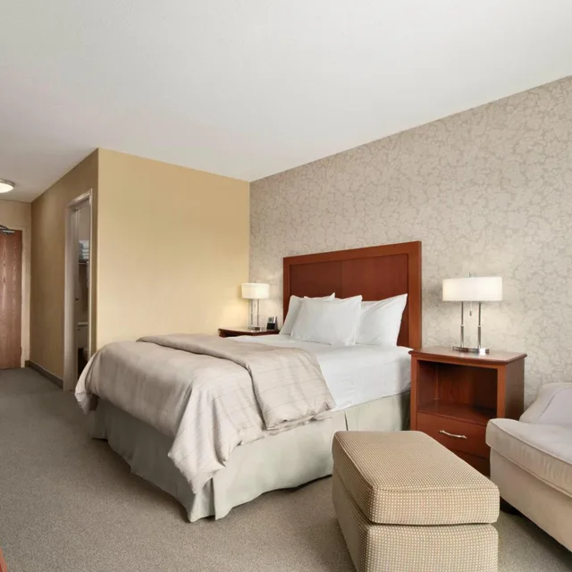 غرفة بسرير كينج وسرير كوين لذوي الإعاقة، Days Inn and Suites By Wyndham Brandon 1/4