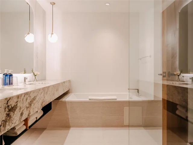 جناح بإطلالة على البحيرة بشرفة بغرفة نوم واحدة، The Loren Hotel Austin, WorldHotels Luxury 2/3
