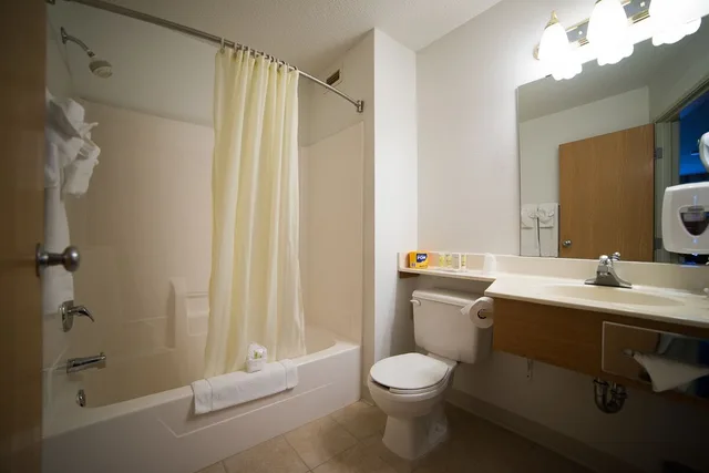 غرفة قياسية بسريرين كوين، River Valley Inn & Suites 3/3