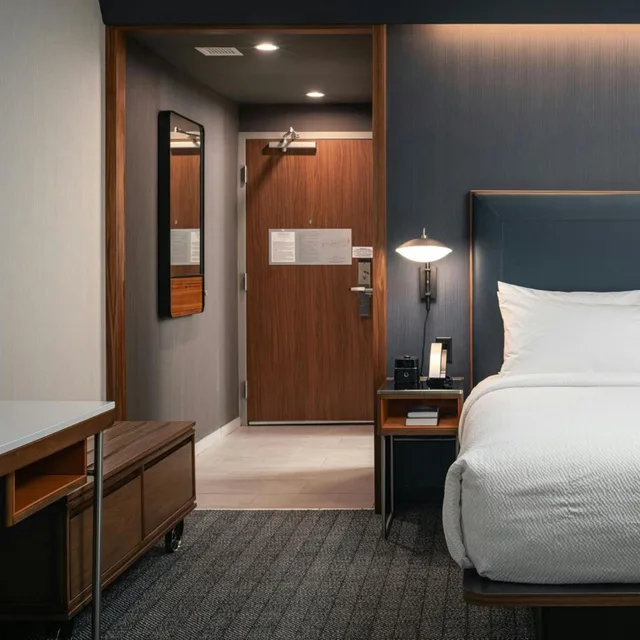 غرفة بسرير كينج مع أريكة بحوض استحمام لذوي الإعاقة، Courtyard by Marriott Cleveland TN 4/8