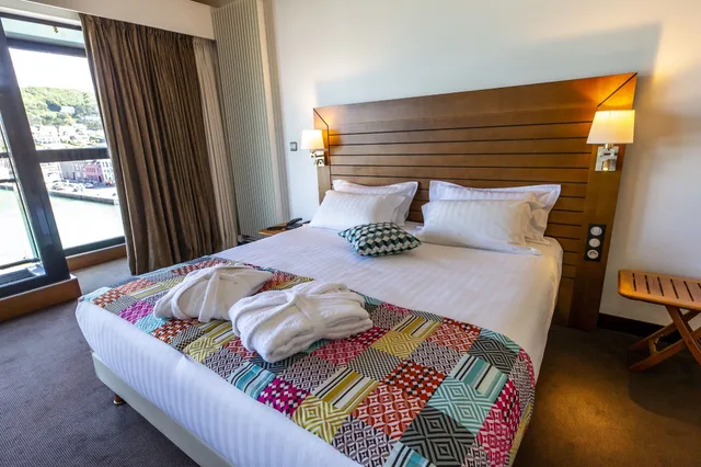 غرفة سوبيريور بسرير كوين بإطلالة على المرسى، HOTEL LE GRAND PAVOIS 1/7
