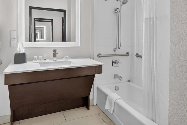غرفة قياسية بسريرين كوين لذوي الإعاقة، Holiday Inn Express Hotel And Suites Dallas Addison 7/7