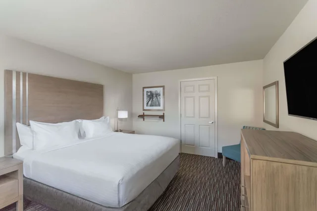 Room, King Bed, Accessible, Days Inn by Wyndham Yosemite Area 1/2