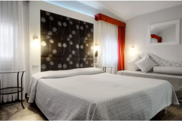 غرفة قياسية ثلاثية بسرير مزدوج، Aaron Hotel 1/3