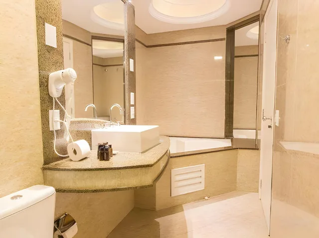 جناح تنفيذي بحوض استحمام، Hotel Continental Inn 1/1