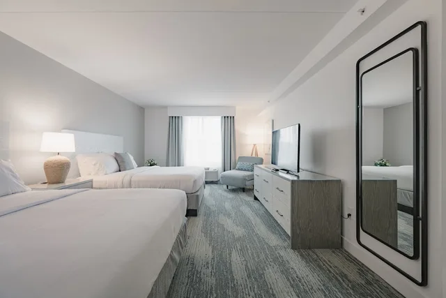 Family Suite, 2 Queen and Twin Beds, Hotel Bethany Beach 1/6