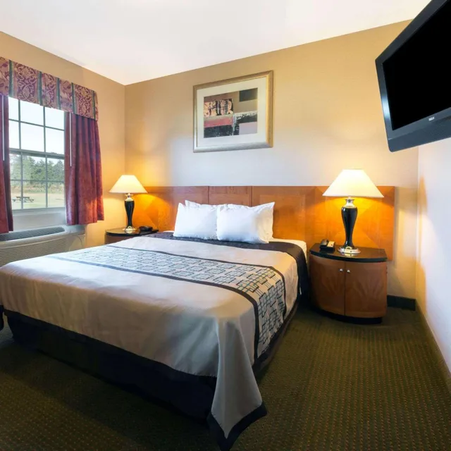 Deluxe, Suite, King Bed, Days Inn by Wyndham Luray Shenandoah 1/8