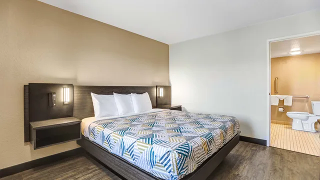 1 King Bed - ADA/Tub/Micfridge، Motel6 Amarillo, TX - Airport 1/5