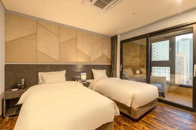 Superior, Twin Beds, City View, Urbanest Hotel 3/10