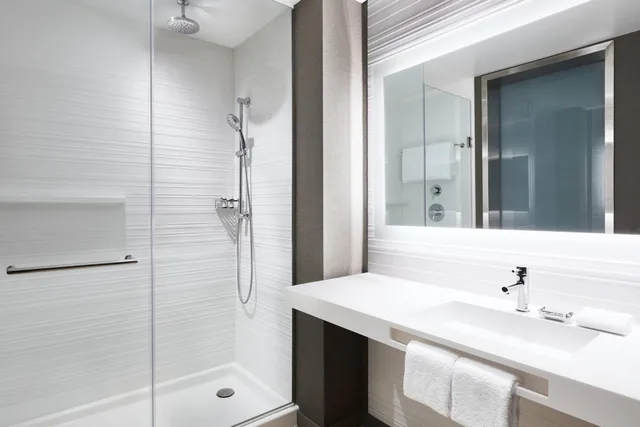 Room, 2 Queen Beds, Partial Water View, Accessible، Ac Hotel Portland Downtown Waterfront By Marriott 3/4