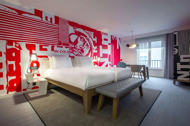 غرفة بسرير كينج، Radisson RED, Brussels 1/2