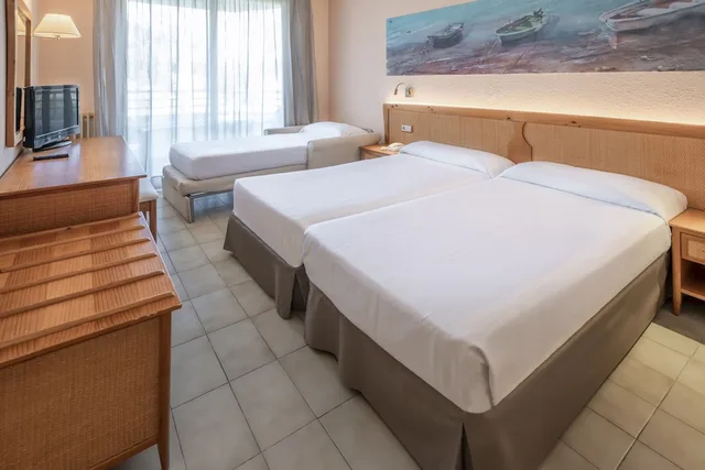 غرفة قياسية بثلاثة أسرّة بشرفة مع سرير إضافي، GHT Oasis Tossa & Spa 6/10