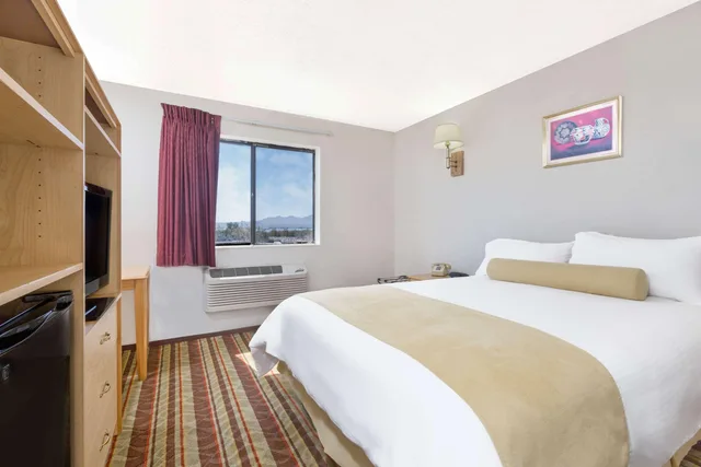 غرفة بسرير كوين، Super 8 by Wyndham Lake Havasu City 1/2