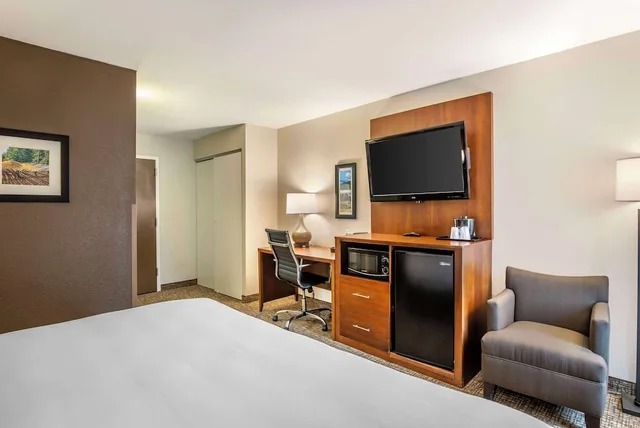 غرفة قياسية بسرير كينج، Comfort Inn Petersburg Fort Lee Area 8/10