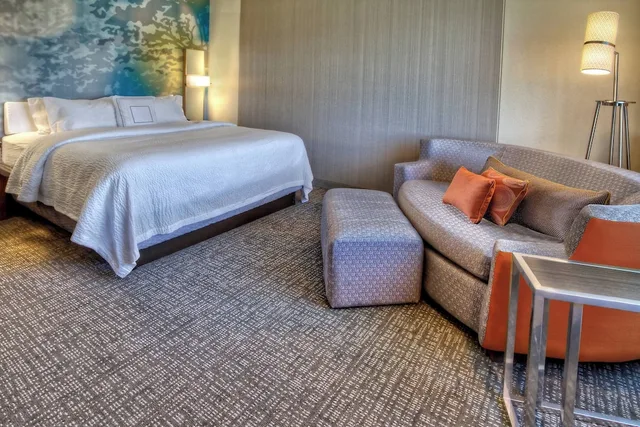غرفة بسرير كينج مع أريكة، COURTYARD WESTBURY LONG ISLAND 1/3