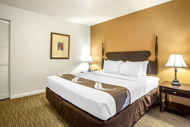 Suite, King Bed, Quality Inn & Suites Tulare CA 1/10