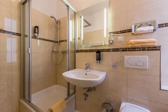 غرفة قياسية ثلاثية بسريرين منفصلين مع أريكة، Hotel Expo 5/5