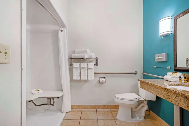 غرفة قياسية بسريرين كوين لذوي الإعاقة، Best Western Plus Blue Angel Inn 6/8