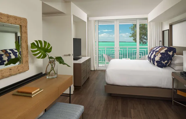 1 Bedroom, Premium, Suite, King Bed, Water Front, Hammock Wing، Baker's Cay Resort Key Largo, Curio Collection by Hilton 1/2