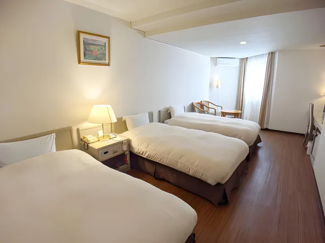 غرفة ثلاثية، Hotel New Century 8/8