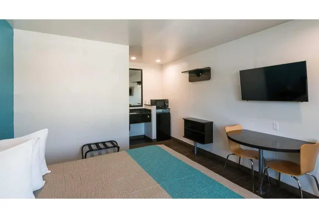 1 King Bed - Non-Smoking, Micfridge، Motel6 South El Monte, CA - Los Angeles 8/10