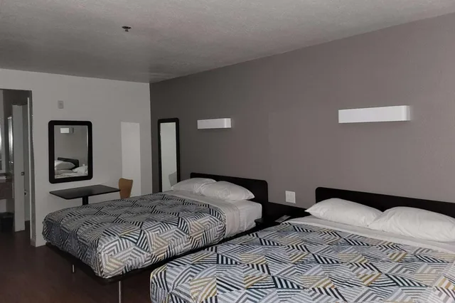 غرفة رباعية بسريرين كوين لذوي الإعاقة، Rodeway Inn & Suites Rancho Mirage - Palm Desert Area 3/4