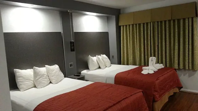 غرفة قياسية بسريرين مزدوجين، 12 Oaks Hotel 1/3