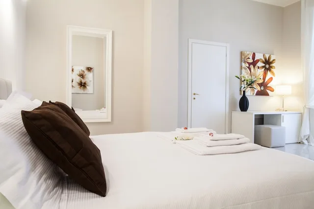 جناح بسرير كوين مع أريكة، Milan Royal Suites Luxury Apartments 3/5