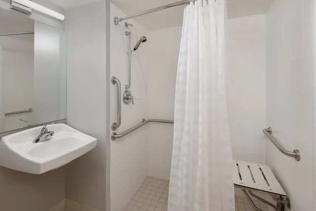 جناح بسرير كوين بغرفة نوم واحدة لذوي الإعاقة، Towneplace Suites Findlay 1/2